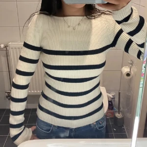 Zara stickad tröja  - Stickad zara tröja! I storlek S, bra skick, använt få gånger! Köpte för runt 450kr. Säljs ej längre! 🤍🤍skriv privat för fler bilder! Perfekt till vintern nu, jätte skön och mysig!