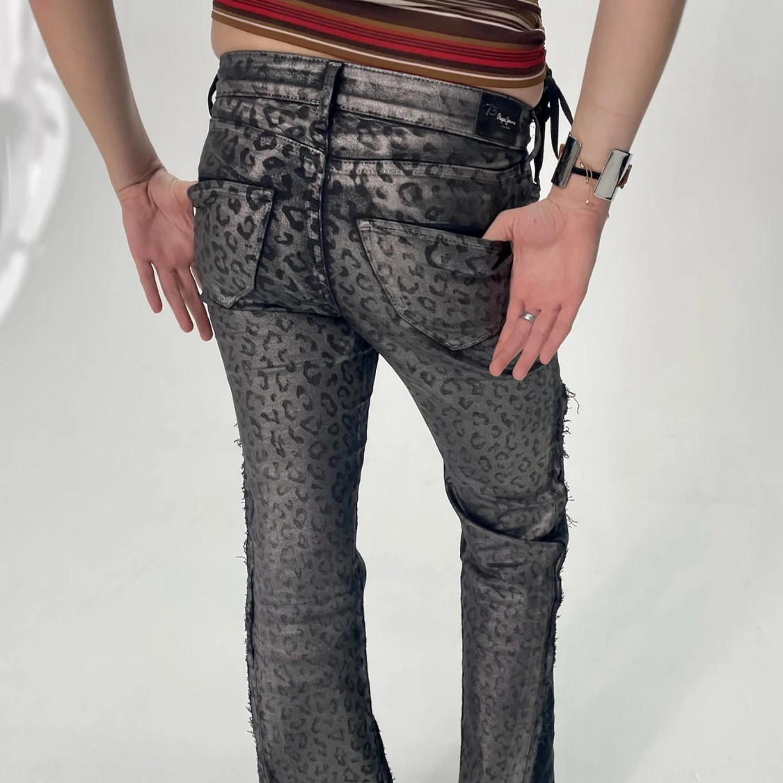 REMAKE GRÅ LEOPARD JEANS - 90