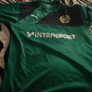 Hammarby tröja  - en hammarby t shirt i storlek M som bara varit använd ett antal gånger priset kan diskuteras 