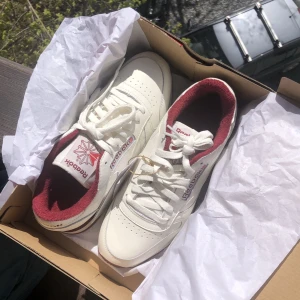 Sneakers Reebok  - Reebok classic leather sneakers. Helt oanvända med prislapp kvar. 