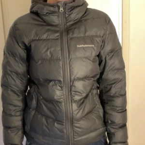Peak performance jacka - Svart peak performance jacka, använd 1/2 år men bra skick, stl S, nästan inga fläckar,de ända som är, är smink uppe inne vid kragen men inget som syns så mycket.