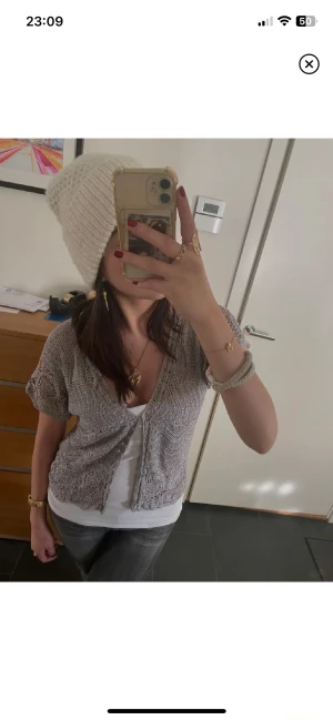 Bolero/Kofta - Lånade bilder från hon jag köpte den av!! Köpte denna men har aldrig haft på mig, tycker inte den sitter fint på mig, mest för att den inte är min stil!