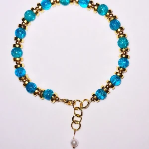 Havsblått armband - Blåa glaspärlor, guld detaljer med vit akrylpärla.  Detta armband är 16cm men andra storlekar kan självklart tillverkas. 