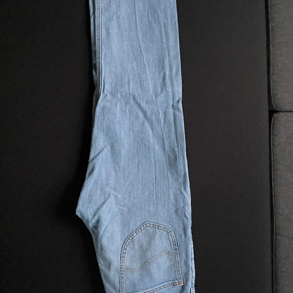 Lee jeans i 9/10 skick inte kommit till användning säljs av den anledningen storlek 30/32 i en staight fit Nypris| 1099 mitt pris| 299. Jeans & Byxor.