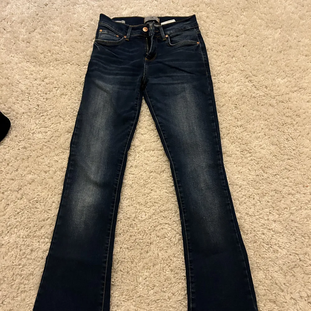 Jätte fin bootcut jeans som tyvärr blev försmå, nästan helt oanvända . Jeans & Byxor.