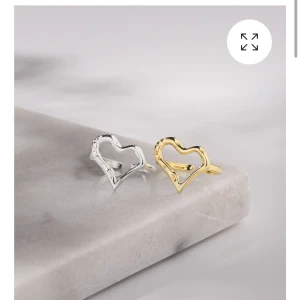 Olympiarings- Maia 027 guld - Hej! Säljer denna helt slutsålda ring från Olympiarings i färgen guld! Passar alla storlekar❤️