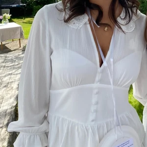 Vit klänning - Superfin somrig klänning, jag hade den även på studenten🌺🌺