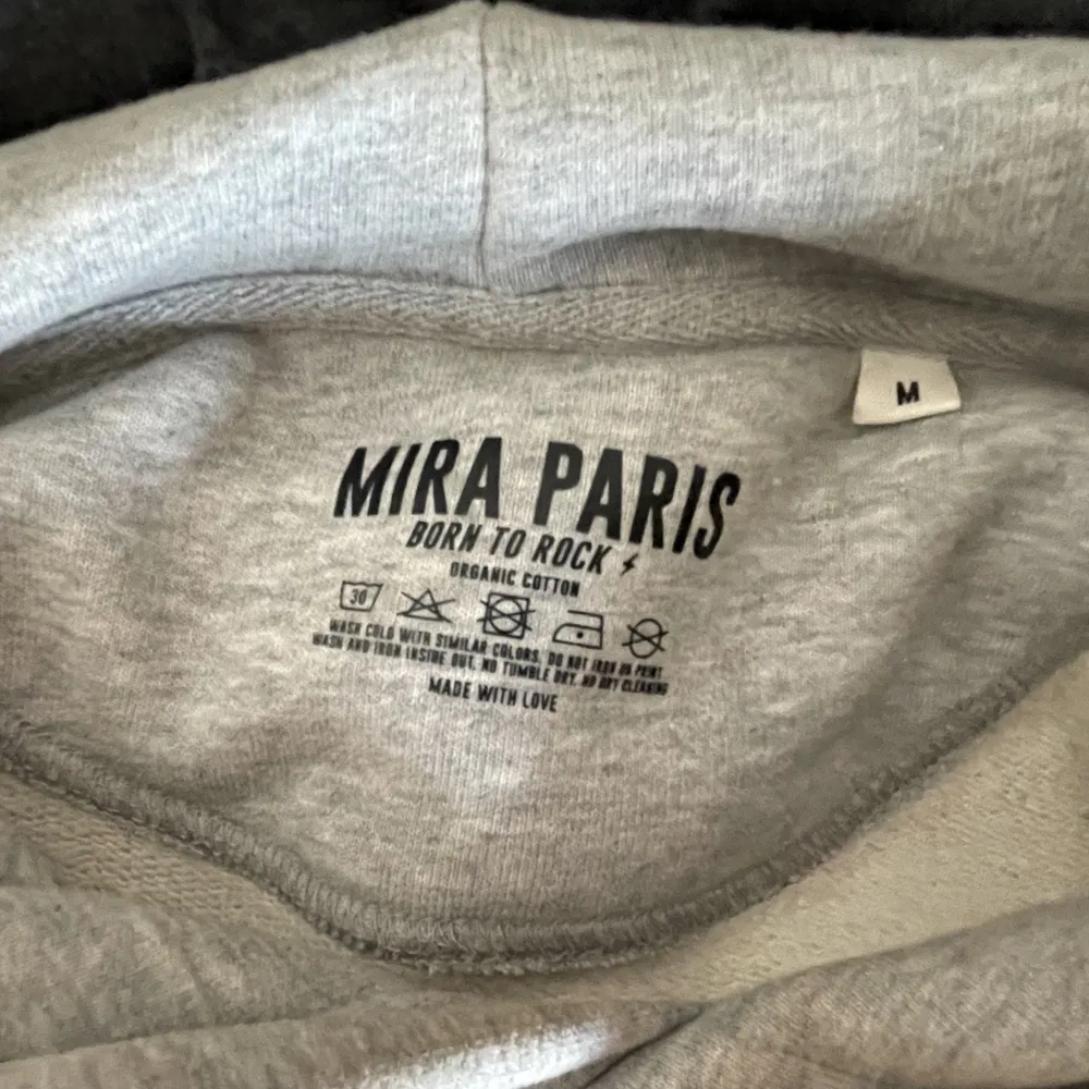 Säljer min snyggaste hoodie ifrån Mira Paris, säljer den i topp skick då jag inte har den till så mycket användning längre❣️ köpt för 1700kr nypris, hör av er vid frågor😊. Hoodies.