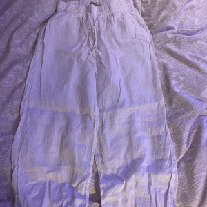 Linne byxor Gina tricot 34 - Säljer mina linne byxor från Gina som jag köpte förra sommaren. Använder inte dom för inte riktigt min stil. De är i jätte fint skick och knappt använda. Köpte dom för 499kr och priset kan diskuteras. Det är storlek 34 och passar mig med S/M 🤍