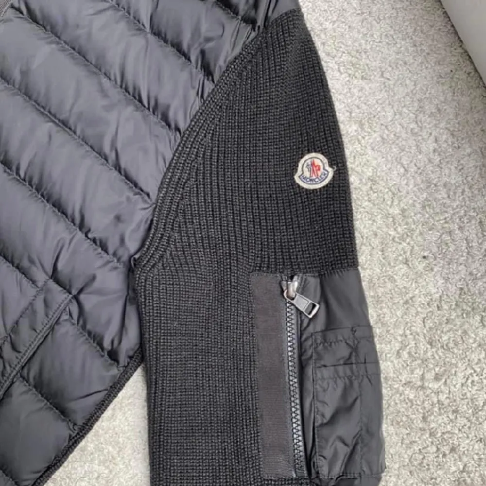 Säljer min moncler cardigan i storlek L men passar även M den är köpt ett tag sen men är bara använd cirka 5 gånger och är i topp skick  kvitto finns för seriösa köpare pris kan diskuteras skriv för mer bilder . Jackor.