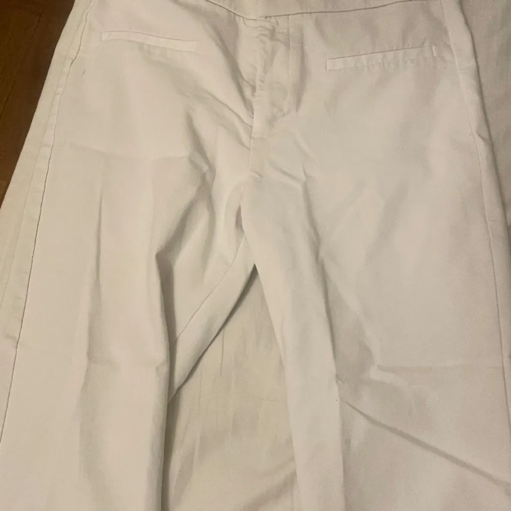 White pants from Zara, worn a few times, M but fits S. Jeans & Byxor.