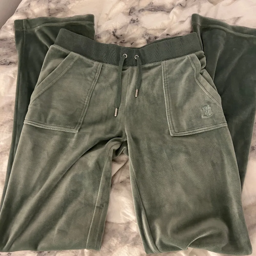 Ett par jättefina ljusgröna juicy couture byxor. De har använts flera gånger men är i väldigt bra skick. Säljer dem för att de tyvärr inte kommer till användning längre! Köps via köp nu, skriv privat om du har frågor eller vill ha fler bilder. 💞💞. Jeans & Byxor.