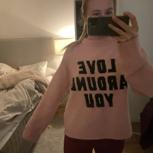 Mysig finstickad tröja - Använd 2 gånger, super mysig  står ”love around you”