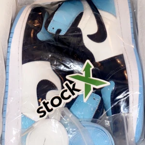Air Jordan 1 retro High  - Säljer mina Jordans då de inte kommer till ansvänding hos mig som de borde, jätte fina skor verkligen, fint skick fler bilder kan fixas om de skulle vara intressant! 