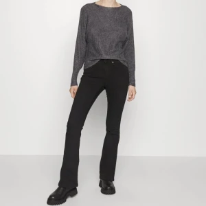 Svarta jeans  - Säljer dessa svarta boorcut jenssen från vero moda, som jag köpte för några månader sen men som inte kommer till användning. De är mid/låg midjasd och passar i längden på mig som är 171cm! Jättebra skick och inga tecken på användning!