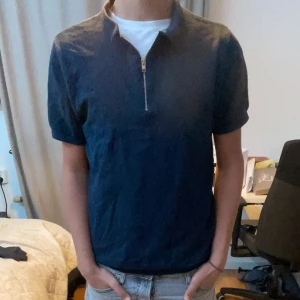 Jack and Jones halv zip storlek S blå - Tja, säljer denna riktigt fräscha Jack and Jones halv zip, tröjan är i storlek S och är i fint skick (modellen är 178cm och 62kg) säljer den för ett billigt pris då jag vill bli av med den 179kr. Tveka inte på att höra av er vid funderingar!🙌