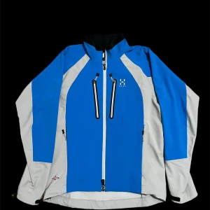 Haglöfs softshell - En water repellent softshell från haglöfs. Bra skick ända ”skadan” är att två flärpar lossnat lite går lätt att lösa med lite textil lim. Skick9/10 Storlek S Pris går att diskuteras vid en snabb affär