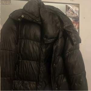 Säljer denna jackan jag köpt från Plick detta är en lånad bild min har ingen luva men lika snygg ändå! Använd förra vintern men är precis som ny! ❤️(pris kan diskuteras) 