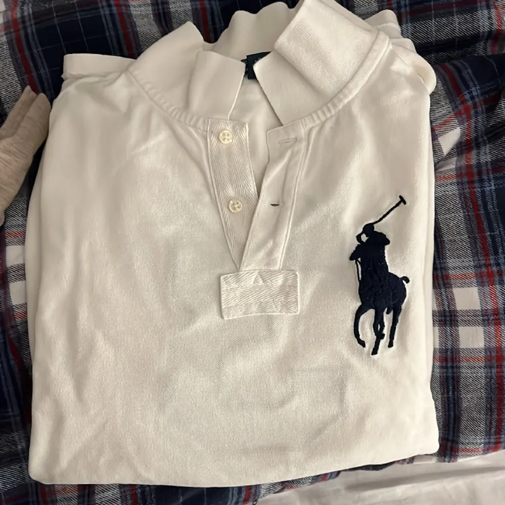 Säljer denna jätte fina Polo pike tröja som är i topp skick Tröjan är riktigt snygg och sticker ut med 3:an på ryggen Skick 8,5/10. T-shirts.