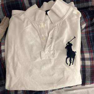 Säljer denna jätte fina Polo pike tröja som är i topp skick Tröjan är riktigt snygg och sticker ut med 3:an på ryggen Skick 8,5/10