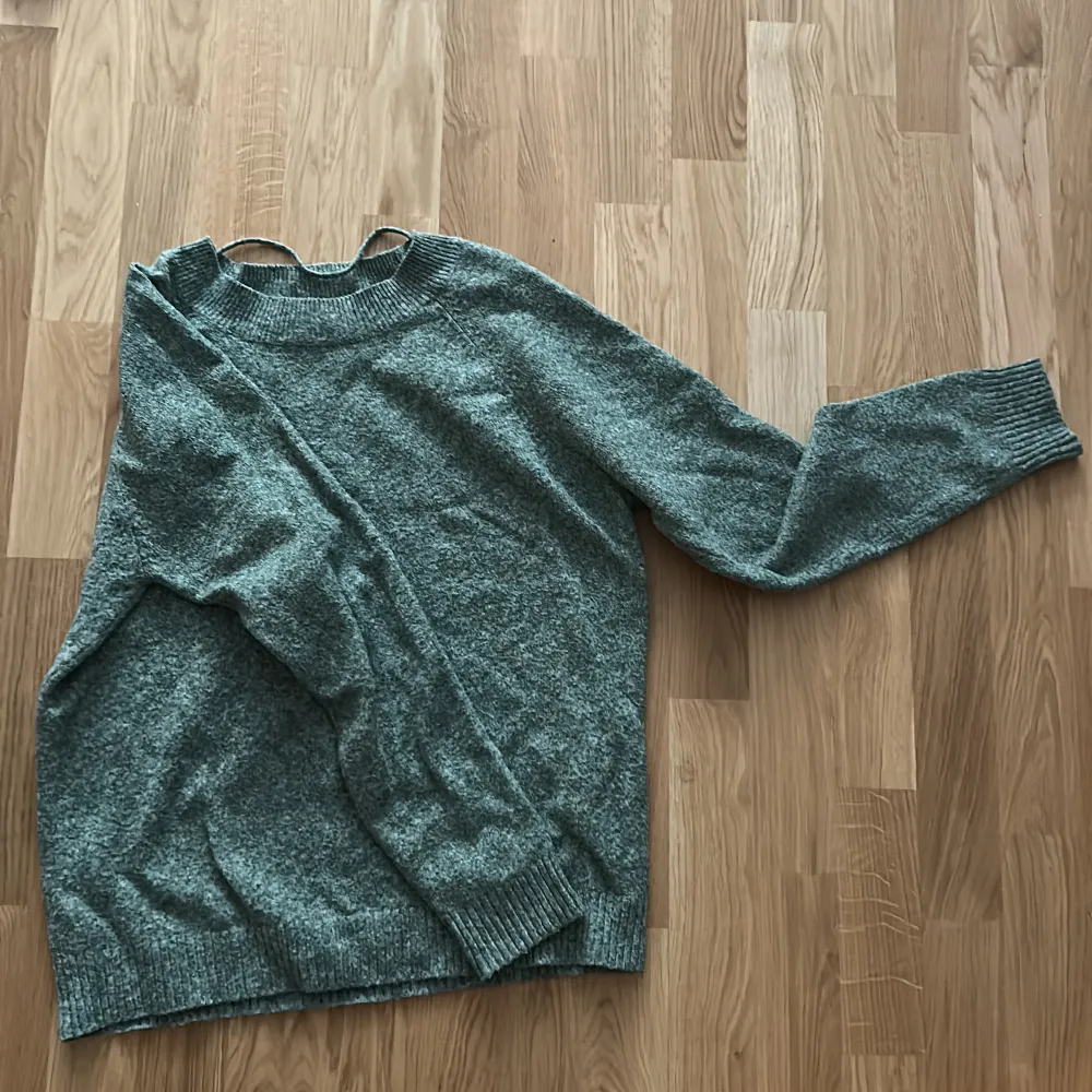 Säljer denna stickade tröja nästan helt oanvänd i Stl L sitter som en M🤑. Tröjor & Koftor.