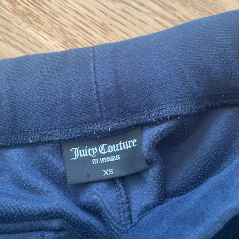 Äkta mörkblå juicy byxor i storlek XS I nyskick Säljs då benen är för långa. Jeans & Byxor.