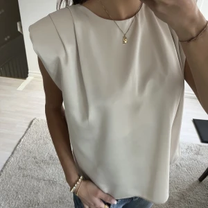 Satintopp - Jätte söt satintopp med axelvaddar, väldigt sparsamt använd, skriv för mer frågor osv, pris kan diskuteras✨🌸