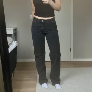 Mid waist jeans  - Mid waist jeans från monki. Jätte fin passform. Kontakta mig för fler bilder eller vid frågor🥰