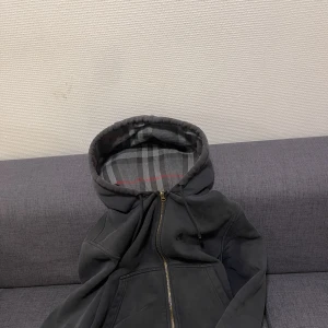 Burburry kofta - Hej folket! Säljer min burburry tröja nu som jag har slutat använda pga att storleken har nu blivit mindre på mig äkta varor inga kopior