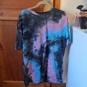 Tröja med tye dye tryck. 