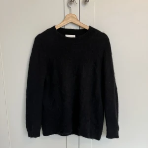 Mohair tröja - Fluffig svart mohair tröja från JUST. 