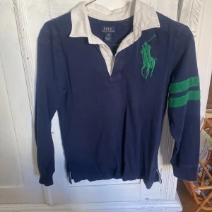 Polo Ralph lauren tröja - Säljer denna Polo Ralph Lauren tröja då jag har växt ut den. Den har bra skick. Pris går att diskutera är även öppen för byten.