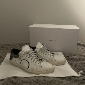 Oliver Cabell Skor - Riktigt snygga oliver cabell skor i modellen brute. Näst intill oanvända då dom var för små. Allt på bilden tillkommer. Hör av dig vid frågor eller liknande🌟