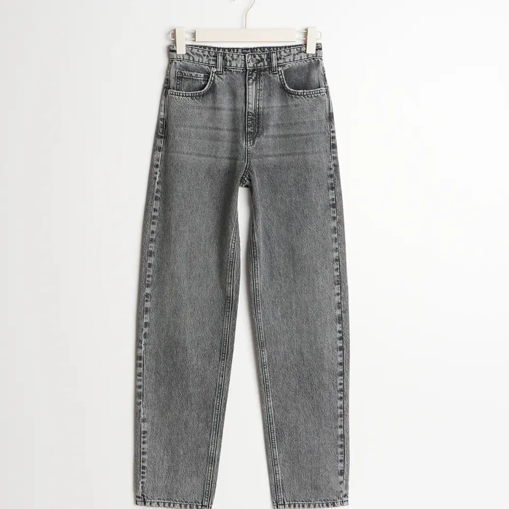 Gråa Jeans ifrån Gina tricot, straight 90s. Så fina och jag säljer endast för rensar jeans! Kolla gärna in resten av min shop!. Jeans & Byxor.