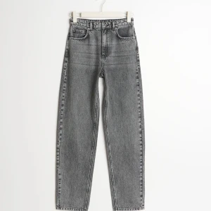 90s Straight grå jeans - Gråa Jeans ifrån Gina tricot, straight 90s. Så fina och jag säljer endast för rensar jeans! Kolla gärna in resten av min shop!