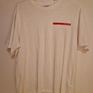 Prada T-shirt *HELT NY!* - Helt ny Prada T-shirt i toppkvalitet 100% bomull! Skön och bekväm!