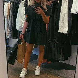 Svart klänning  - Supersöt svart klänning från zara med knytning i midjan och några knappar framme vid bröstet🩷 