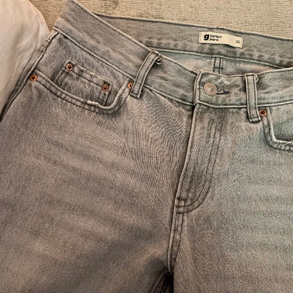 Säljer dessa lågmidjade jeans från Gina, de kommer inte till användning. Kontakta för fler bilder. Bra skick, nypris 600. Jeans & Byxor.