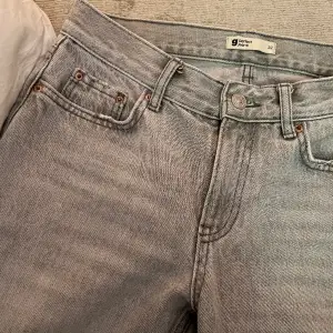 Säljer dessa lågmidjade jeans från Gina, de kommer inte till användning. Kontakta för fler bilder. Bra skick, nypris 600