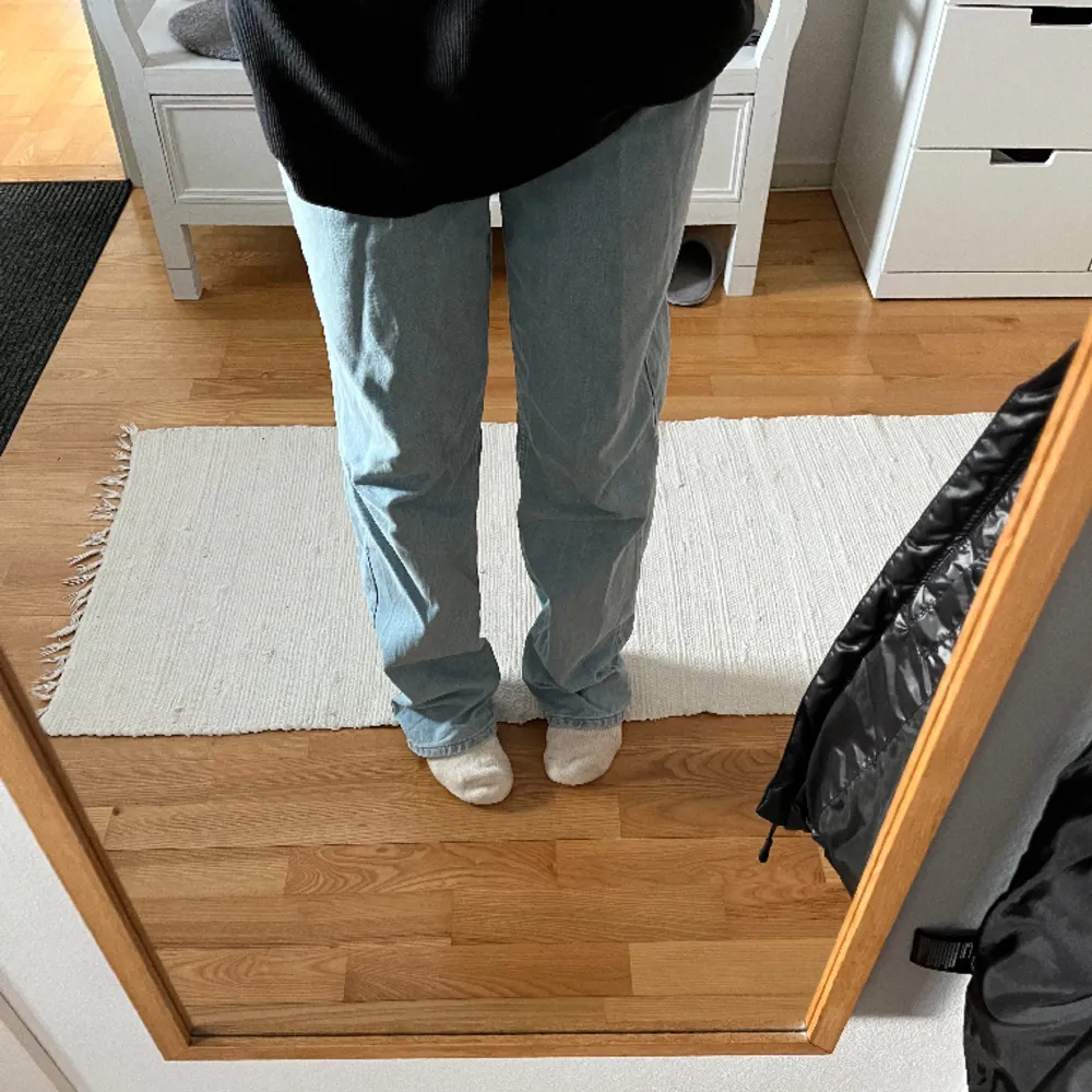 Säljer mina jättefina jenas från NAKD då jag har en del jeans. De är i bra skick och är lite högre i midjan men man kan vika ner de som jag har gjort på första bilden för en lägre midja och extra snygg detalj😉vid snabb affär kan pris diskuteras.. Jeans & Byxor.