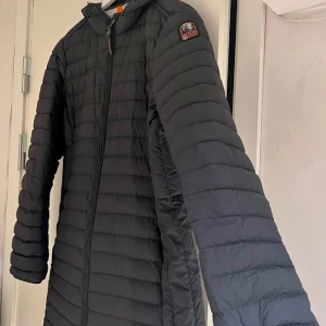 Parajumper jacka - Använd mindre än ett år och är i bra skick.