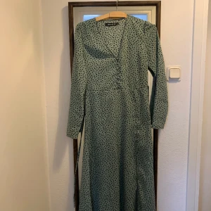 Superfin midiklänning - Midiklänning från missguided. Storlek S. 