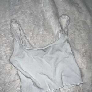 Vit topp - Vit topp från Shein! Använd ett antal gånger, fortfarande bra skick! Pris kan diskuteras! 🎀🥰