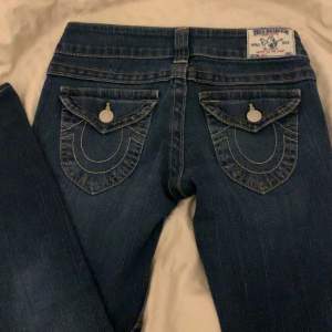 Säljer dessa true religon jeans. Midjemått: 64 cm Innerbenslängden: 65 Kom privat för mer bilder!