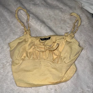 Söt gul topp  - Gul snygg topp från shein. Använd 1 gång! Pris kan diskuteras😊