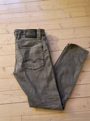Replay jeans - Tja, säljer nu ett nästan helt nya gråa replay jeans. Köpta för en ca 4 veckor sedan och andvända ca 5 ggr. Skick 10/10!! Hör av er vid frågor eller funderingar. 