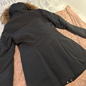 Vinter jacka med äkta päls  - Detta är en vinter jacka i bra skick som även har en äkta päls på sig som går att ta av. Pris kan alltid diskuteras💗 mycket hållbar 