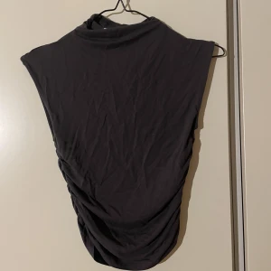Grå Topp - Säljer denna gråa topp från gina då den är lite för tight på mig. Nypris 180. Som ny använd en gång tidigare. 
