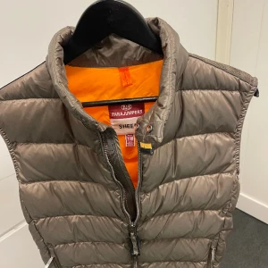 Parajumpers Väst - Knappt använd Parajumpers väst. Storlek M för junior. Ca: 12-15år. Färgen är lite guld/olivgrön/brun blandning.