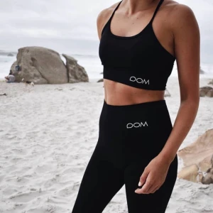 Träningskläder - Säljer ett jättesnyggt träningsset från drop of mindfulness🤍jättebekväma🤍tightsen är i M och toppen i S